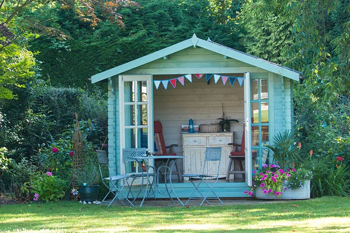Blaues Gartenhaus mit geöffneten Türen